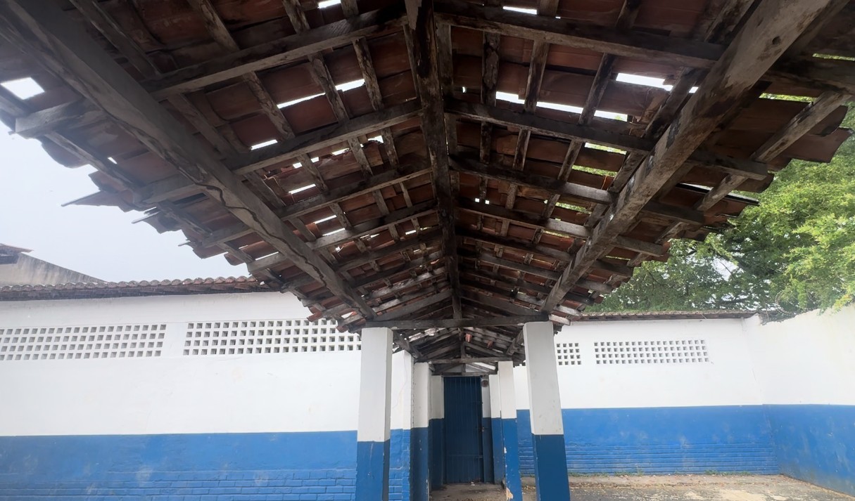 Telhas caem no pátio de escola estadual e atingem estudantes e professor, no Recife