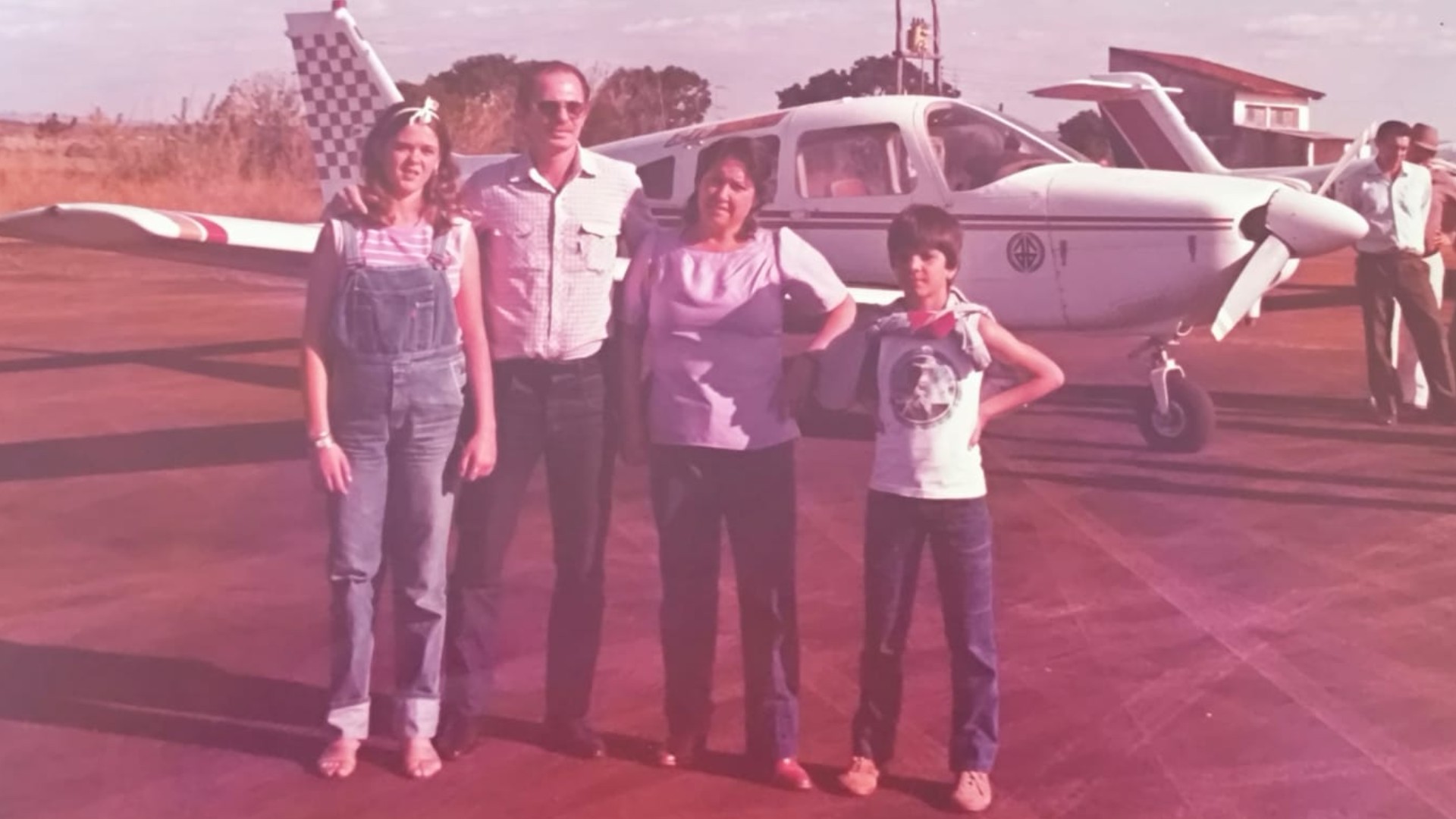 O dia em que pista de aeroporto foi iluminada por carros para salvar pai e  filho | G1