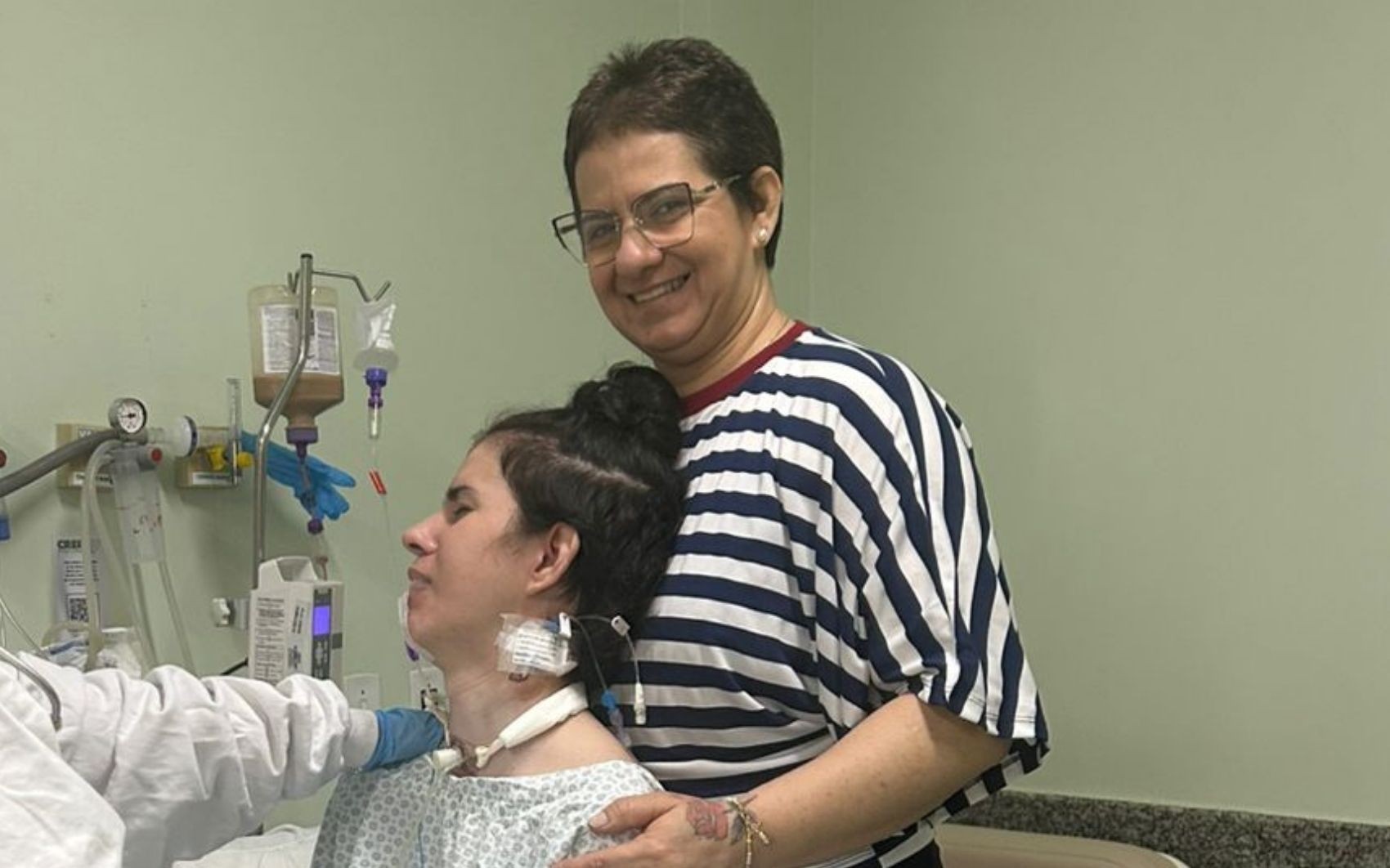 Mãe de jovem que teve reação alérgica após cheirar pimenta passa Dia das Mães no hospital após saída da filha da UTI