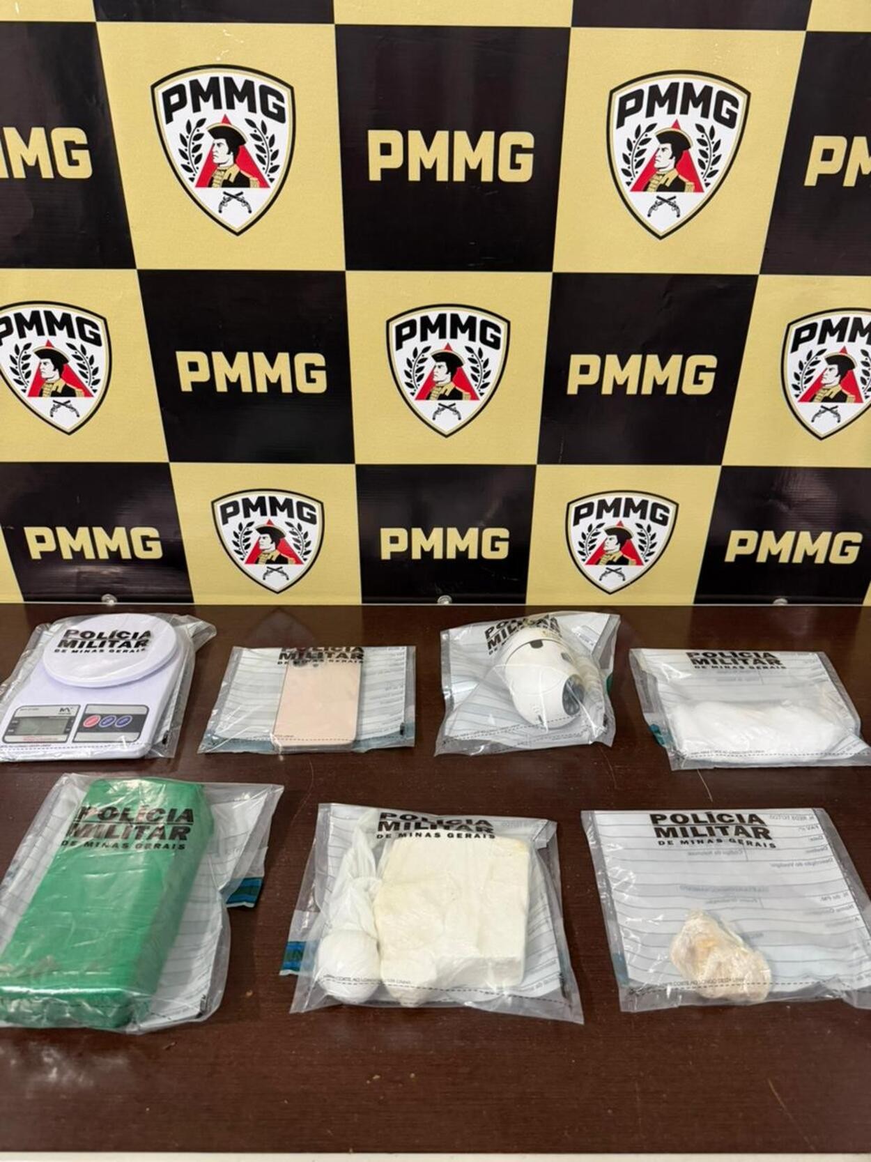 Denúncias de que mulher escondia drogas nas partes íntimas e em casa com crianças ajudam PM a prendê-la