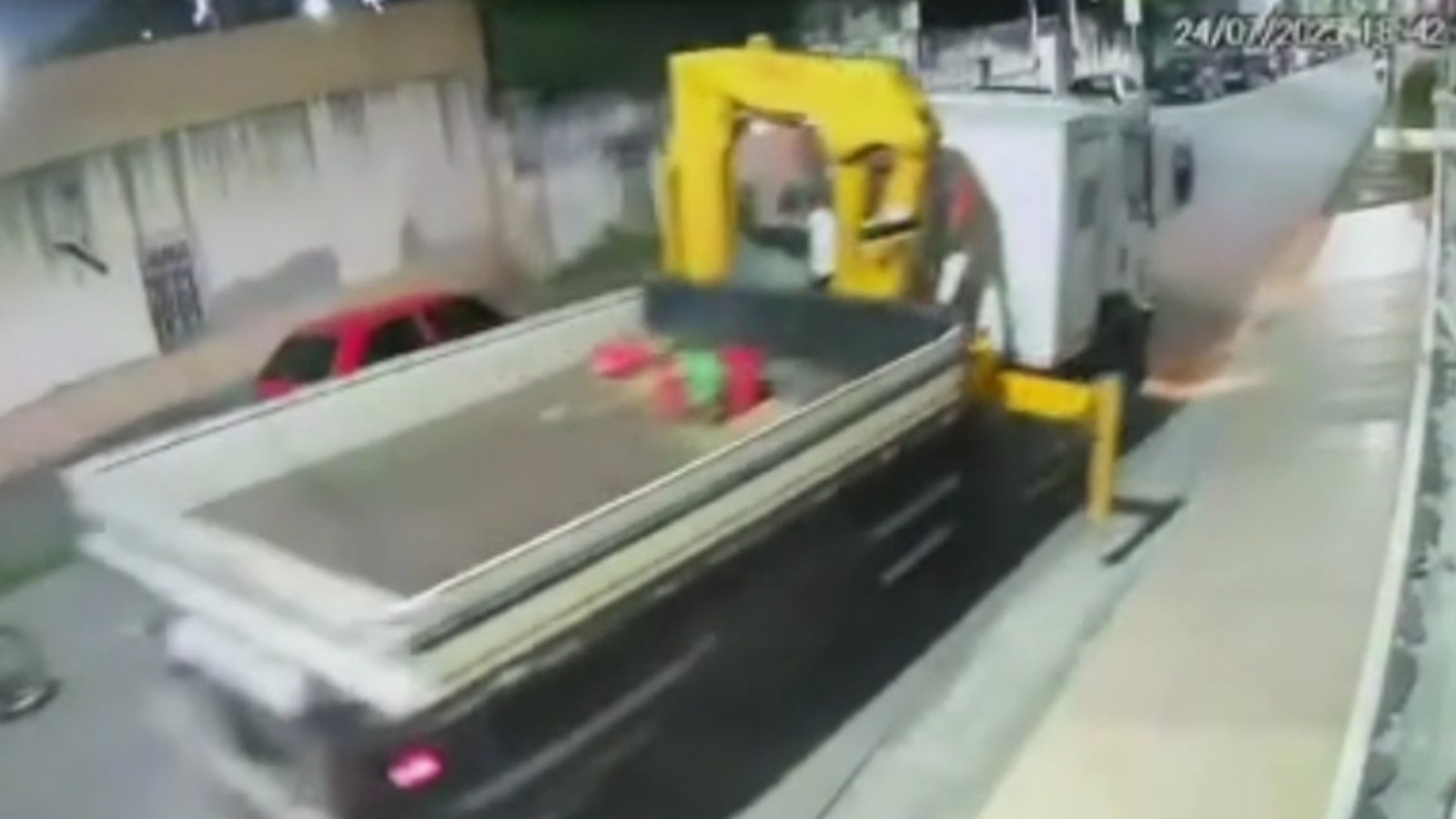 Guindaste transita por rua de Fortaleza com suporte aberto e derruba poste