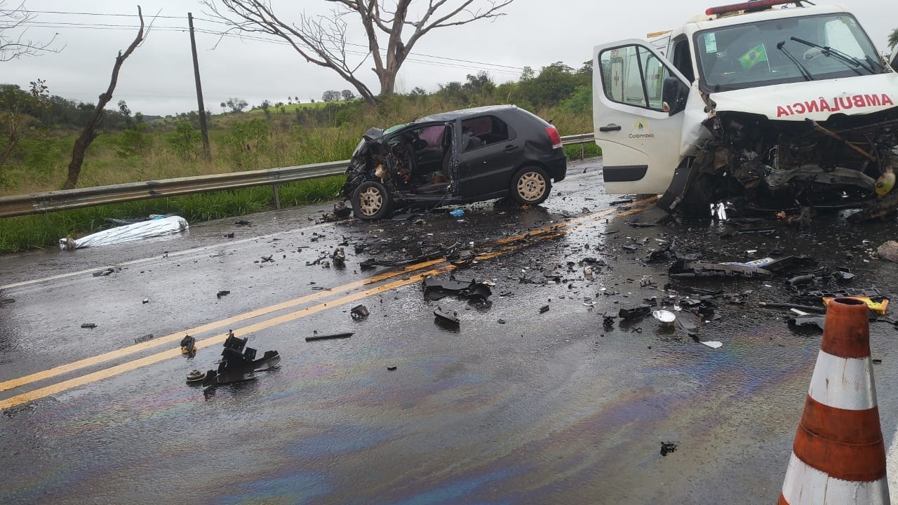Motorista morre em colisão entre carro e ambulância na Rodovia Assis Chateaubriand, em Barretos, SP