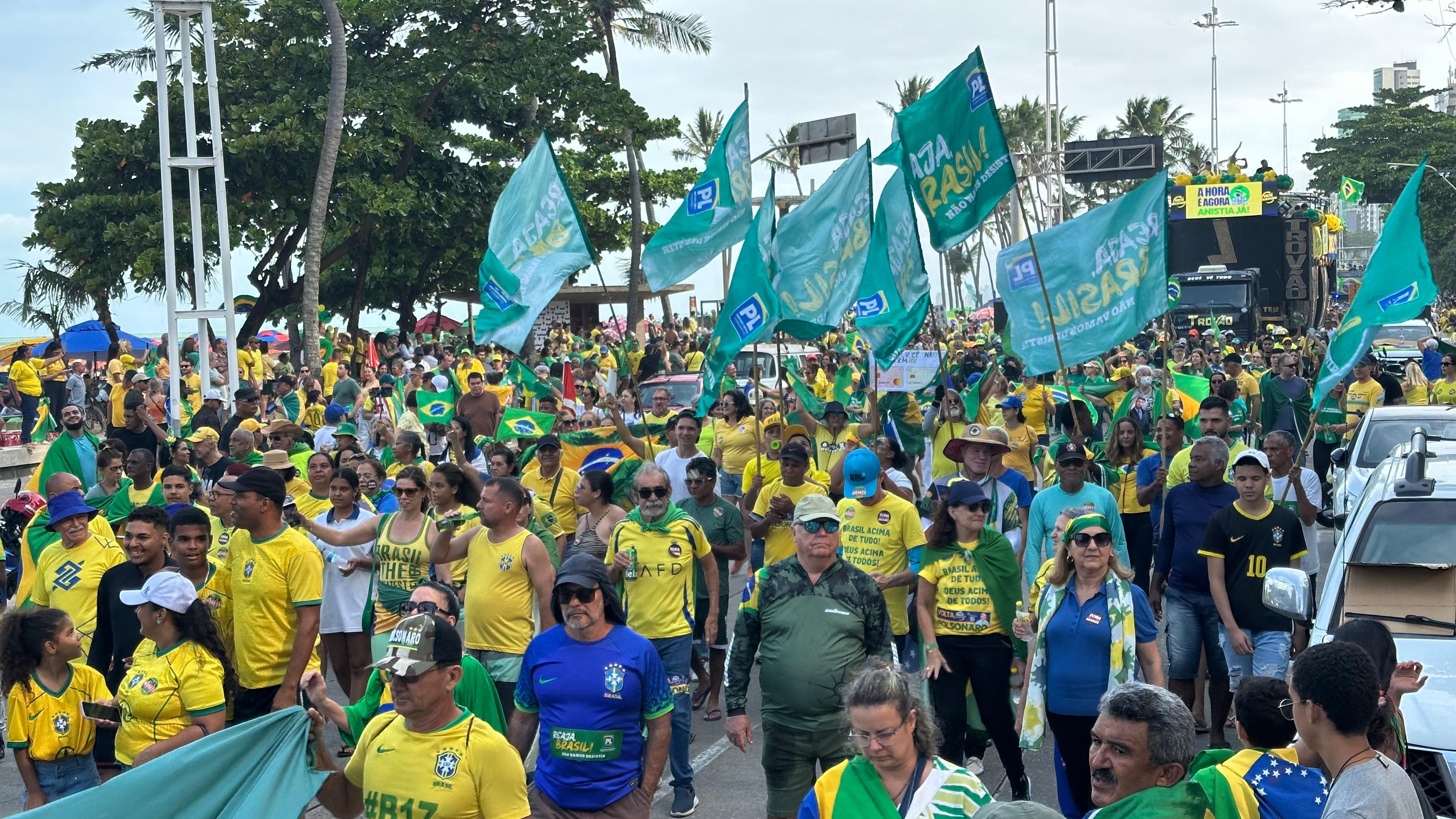 Com 'pixuleco' de Trump, apoiadores de Jair Bolsonaro fazem protesto na Avenida Boa Viagem e pedem anistia para golpistas
