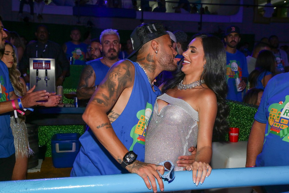 Neymar e a esposa na Sapucaí — Foto: Dilson Silva/AgNews