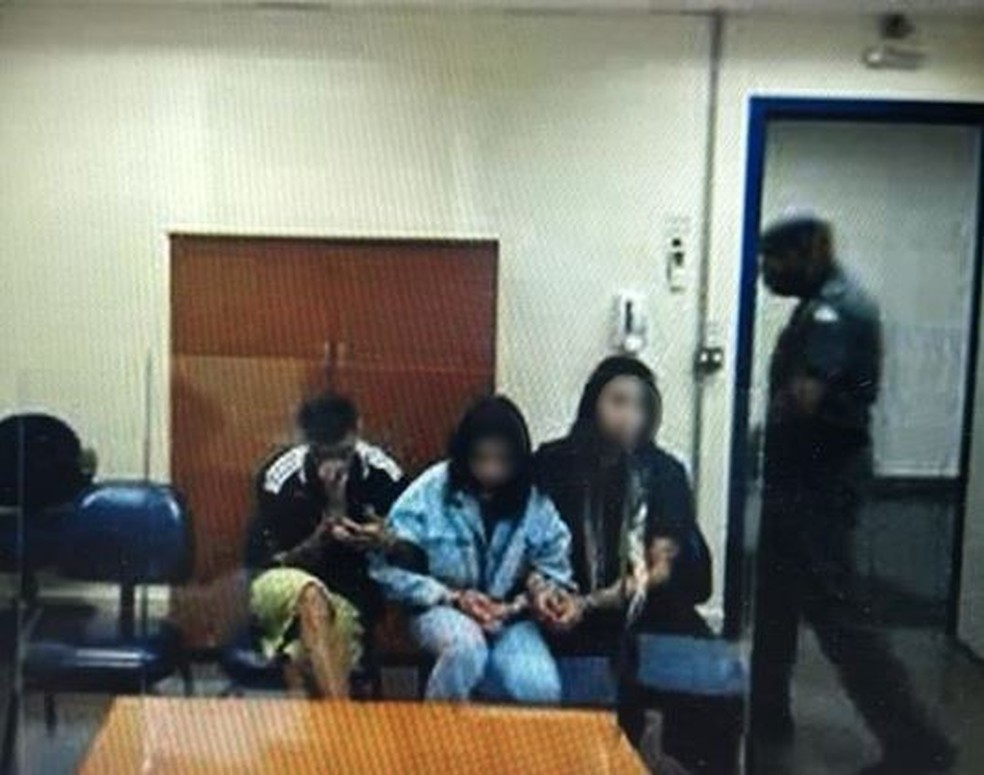 Um homem e duas mulheres foram presos acusados de aplicar o 'golpe do amor' num homem — Foto: Reprodução