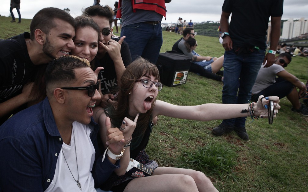 MC Bin Laden tira selfie com público do Lollapalooza 2016 — Foto: Caio Kenji/G1