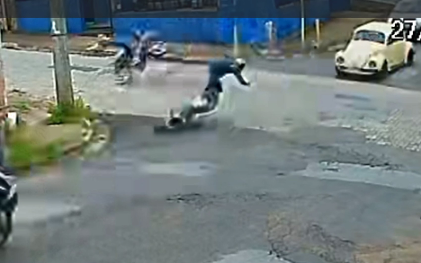 VÍDEO: Motociclista fica ferido após batida entre duas motos; condutor envolvido foge do local em Passos