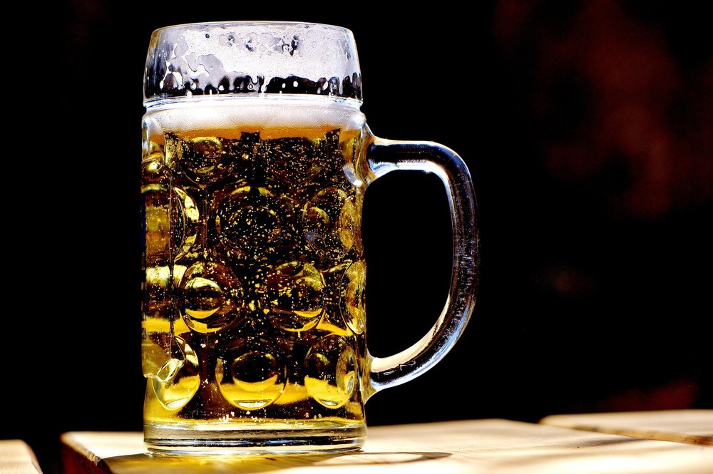 Paris proíbe consumo de bebidas alcoólicas em espaços públicos para mitigar crises de saúde