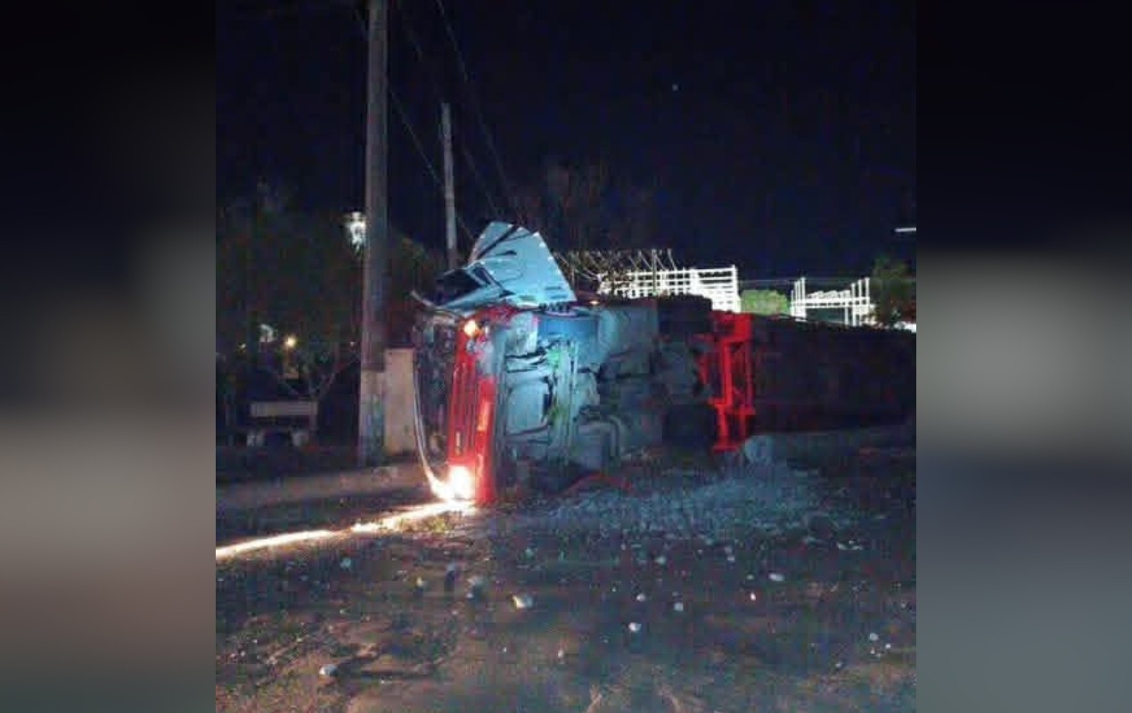 Motorista perde o controle da direção e bate contra postes de energia elétrica em Taguaí 