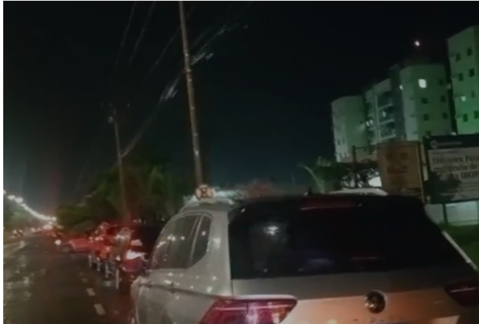 Buracos deixam fila de carros com pneus estourados em avenida de Campo Grande