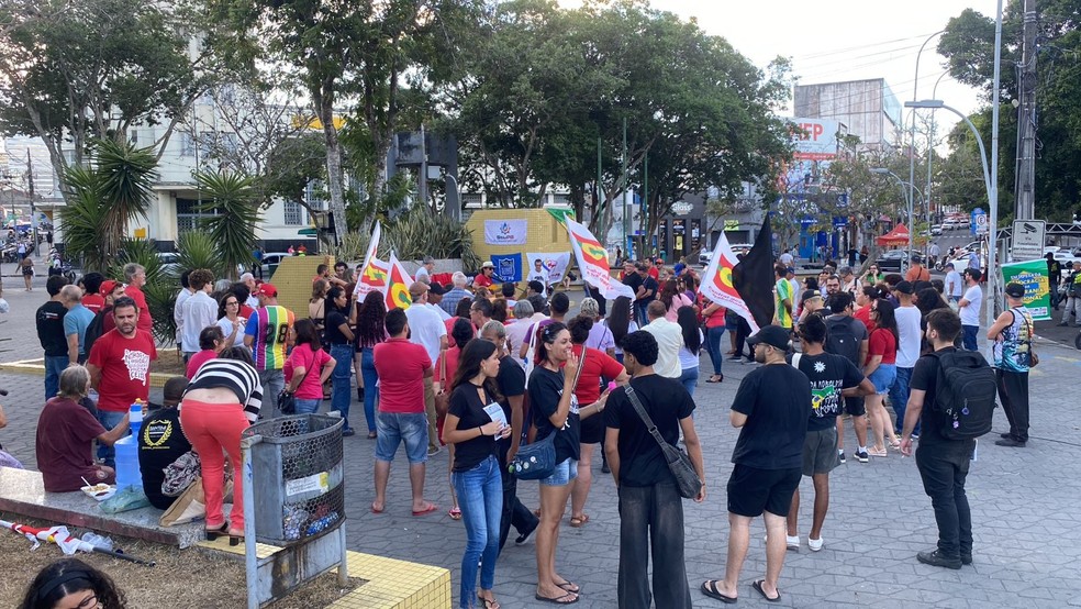 Ato também reuniu manifestantes em Campina Grande — Foto: Geraldo Jerônimo/TV Paraíba