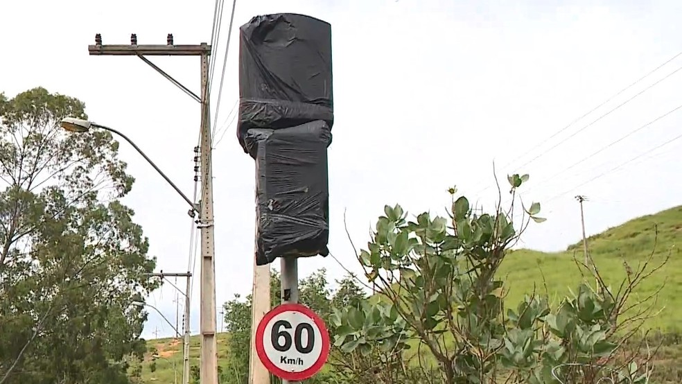 Radares estão cobertos com sacos plásticos em rodovia do ES — Foto: Reprodução/TV Gazeta