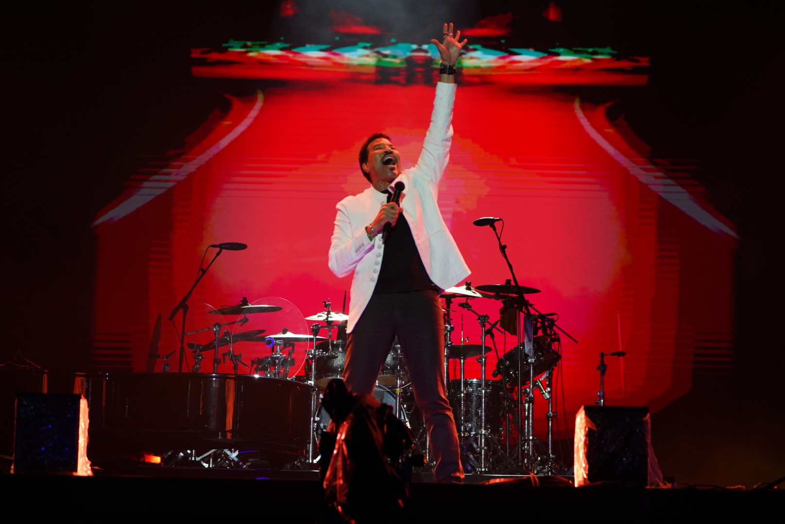 Lionel Richie canta hits de rádio em baile elegante com plateia morna no The Town