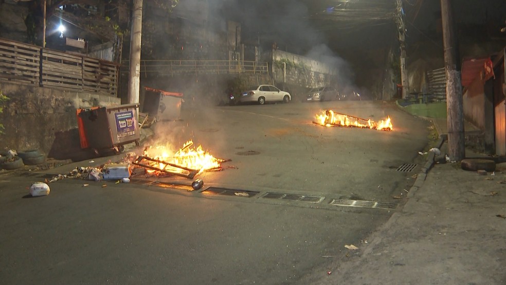 No bairro Bonfim, em Vitória, pedaços de madeira foram queimados no meio da rua. — Foto: Reprodução/ TV Gazeta