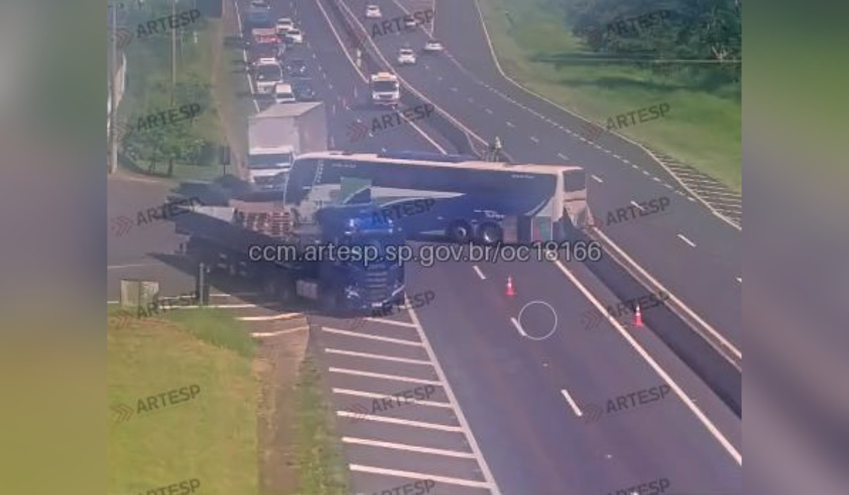 Ônibus se movimenta durante manutenção em freios em posto, sai desgovernado e para no meio de rodovia no interior de SP 