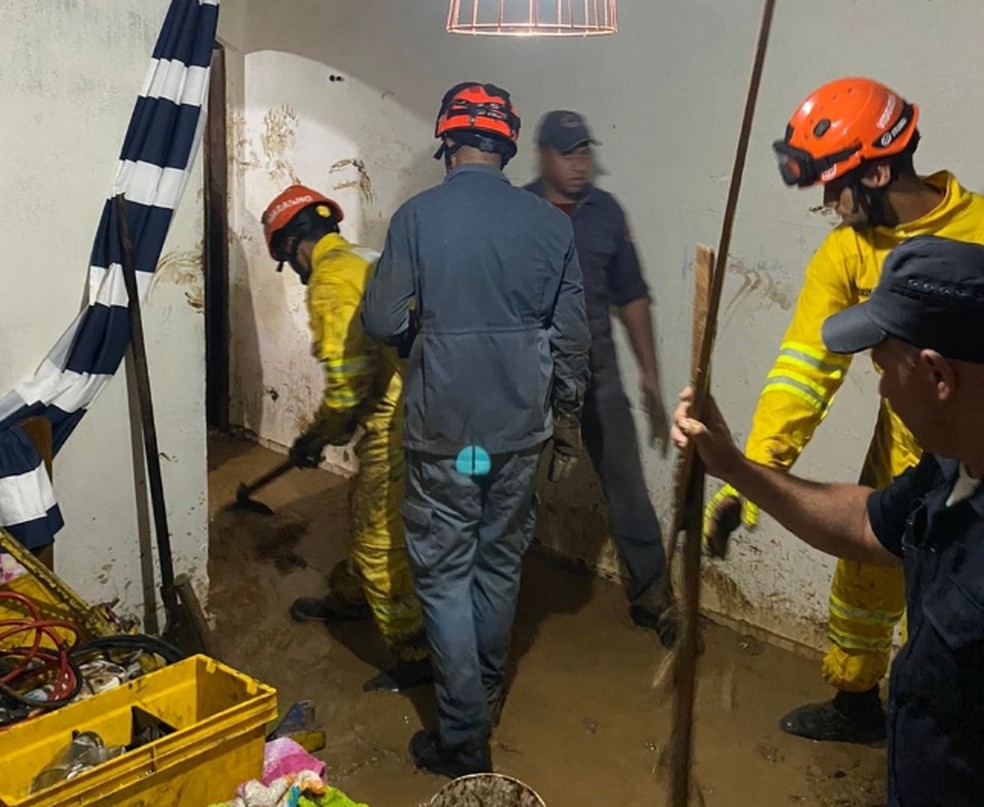 Deslizamento de terra atinge casa e mata homem em São Bernardo do Campo — Foto: Divulgação/Corpo de Bombeiros
