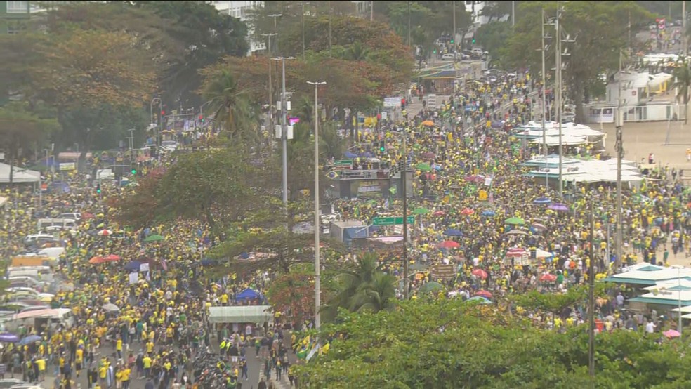 Apoiadores de Bolsonaro se reúnem em Copacabana, na Zona Sul do Rio — Foto: Reprodução/GloboNews