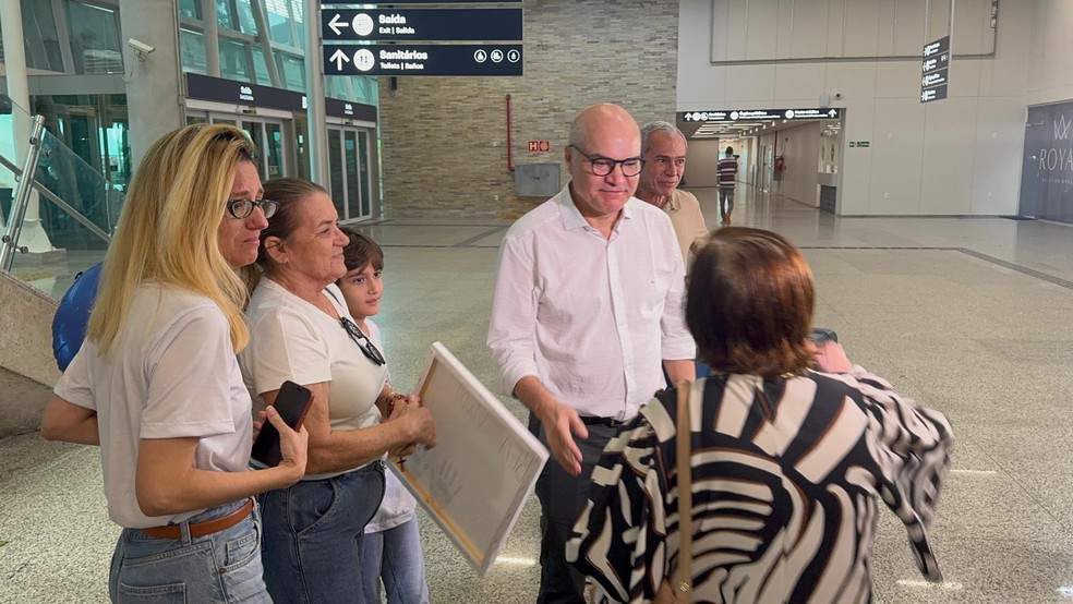 Secretário reencontra familiares no Aeroporto de Natal — Foto: Sérgio Henrique Santos/Inter TV Cabugi