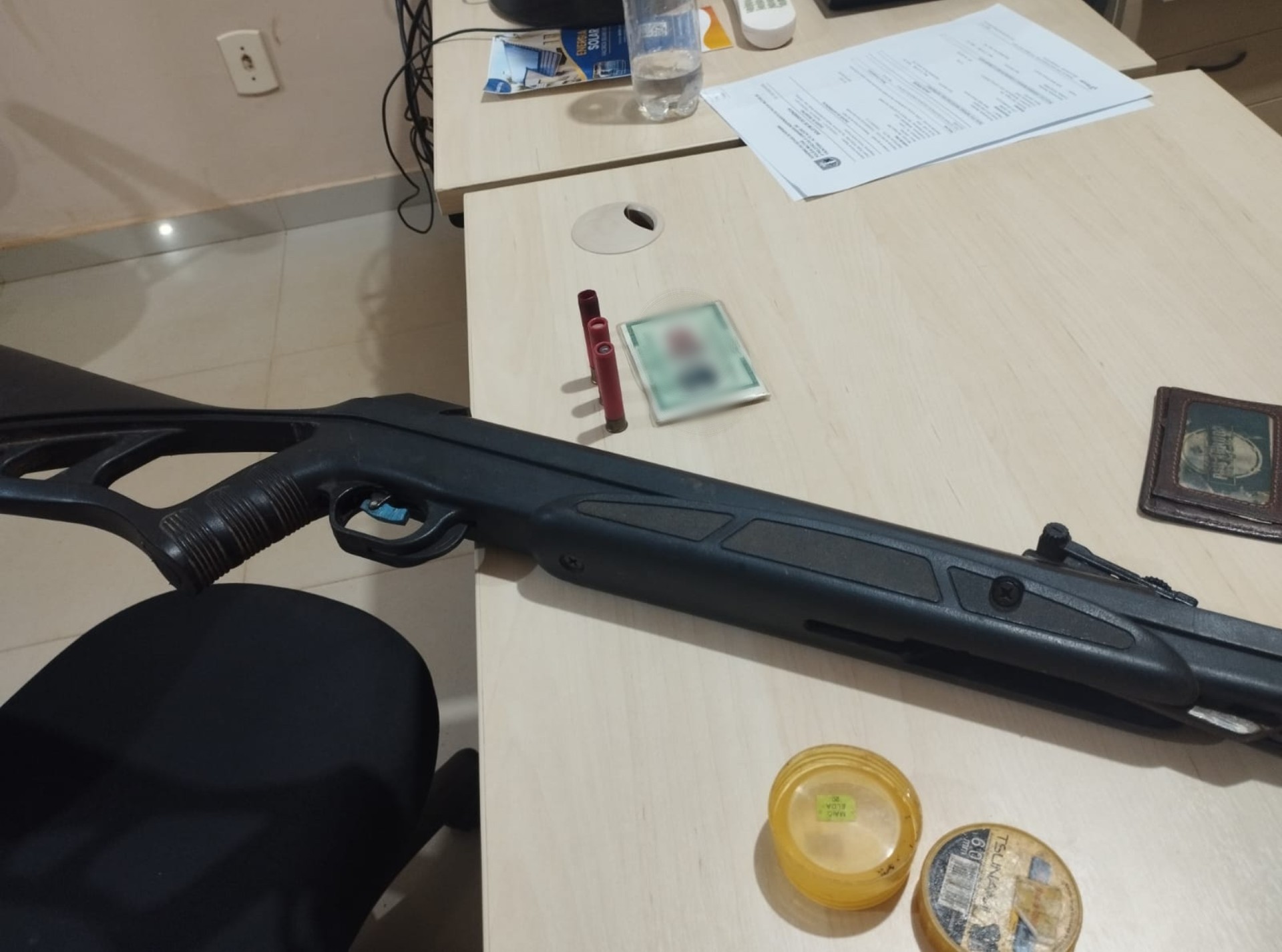 Homem é preso por ameaçar vizinho com arma e cometer ofensas racistas em Alto Alegre