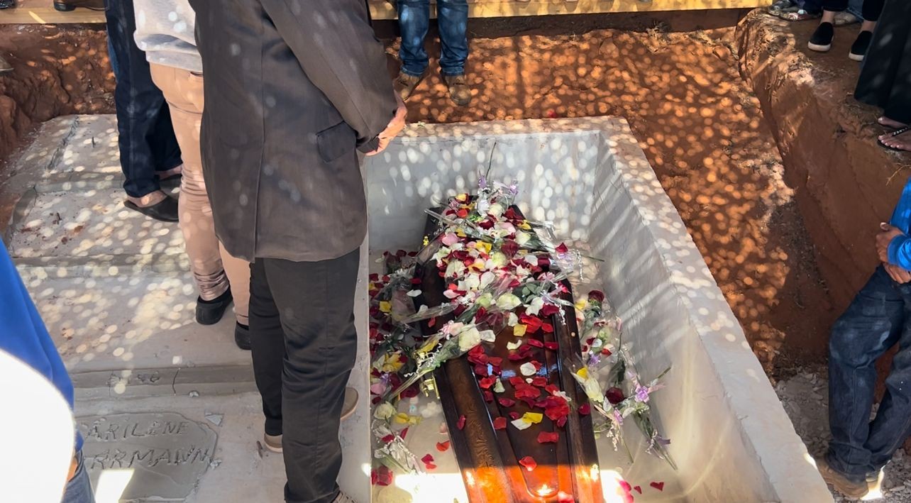 Flores e pétalas de rosas foram jogadas sobre o caixão durante a despedida