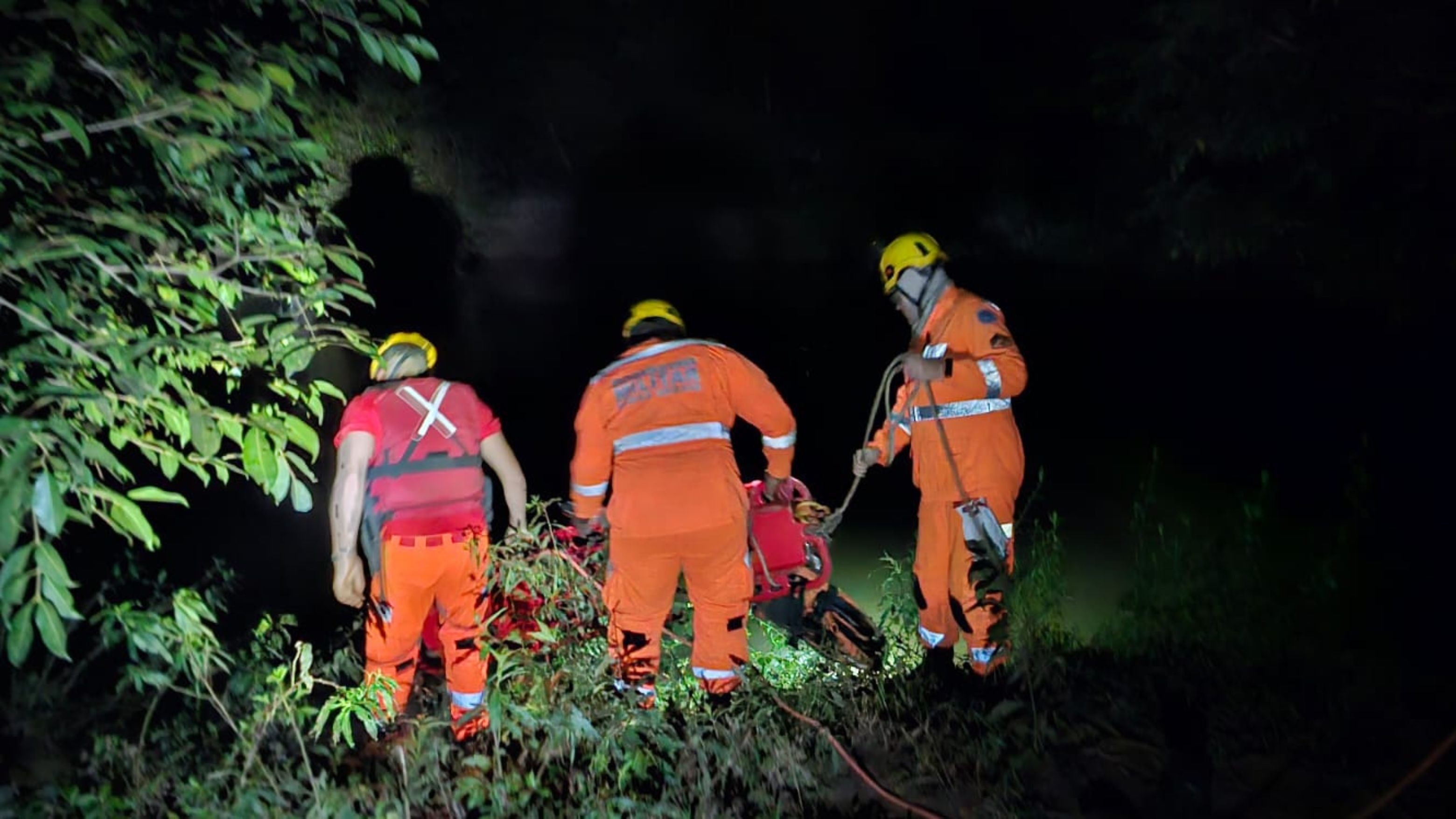 Jovens resgatados por drone na mata