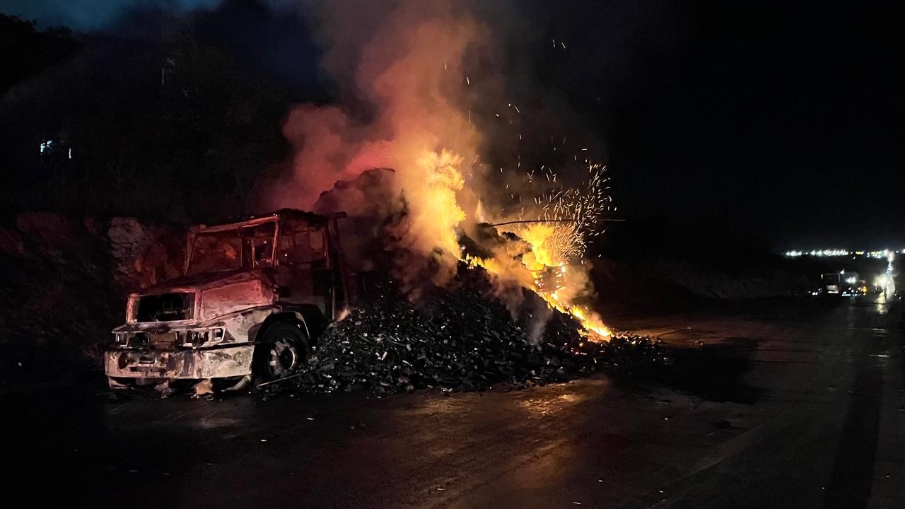 Bombeiros usam mais de 20 mil litros de água para apagar incêndio em caminhão carregado de carvão 