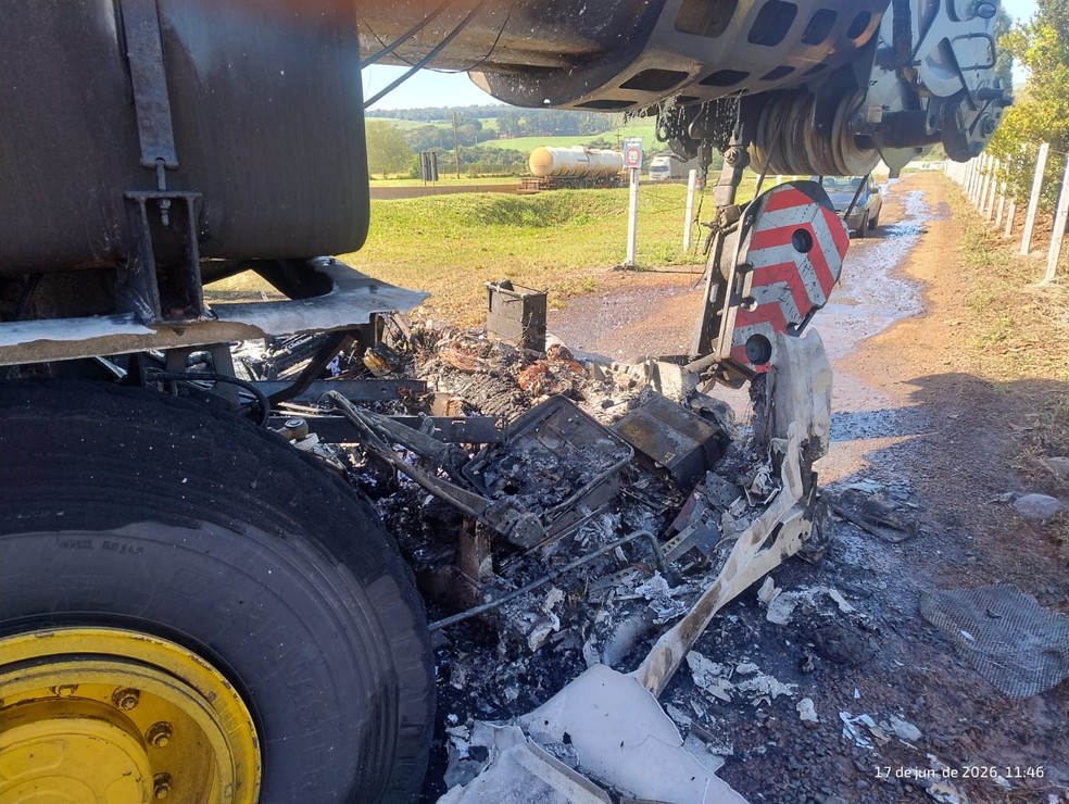 4 de 5
Guindaste foi atingido pelas chamas na parte frontal em Cândido Mota — Foto: Defesa Civil/Divulgação