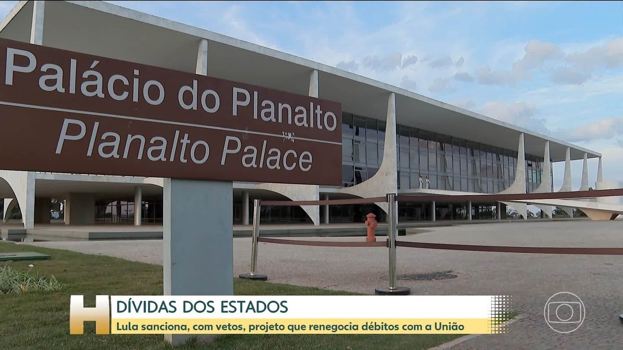 'Era bonito quando ser professor era motivo de música, mas hoje é um risco', diz Lula