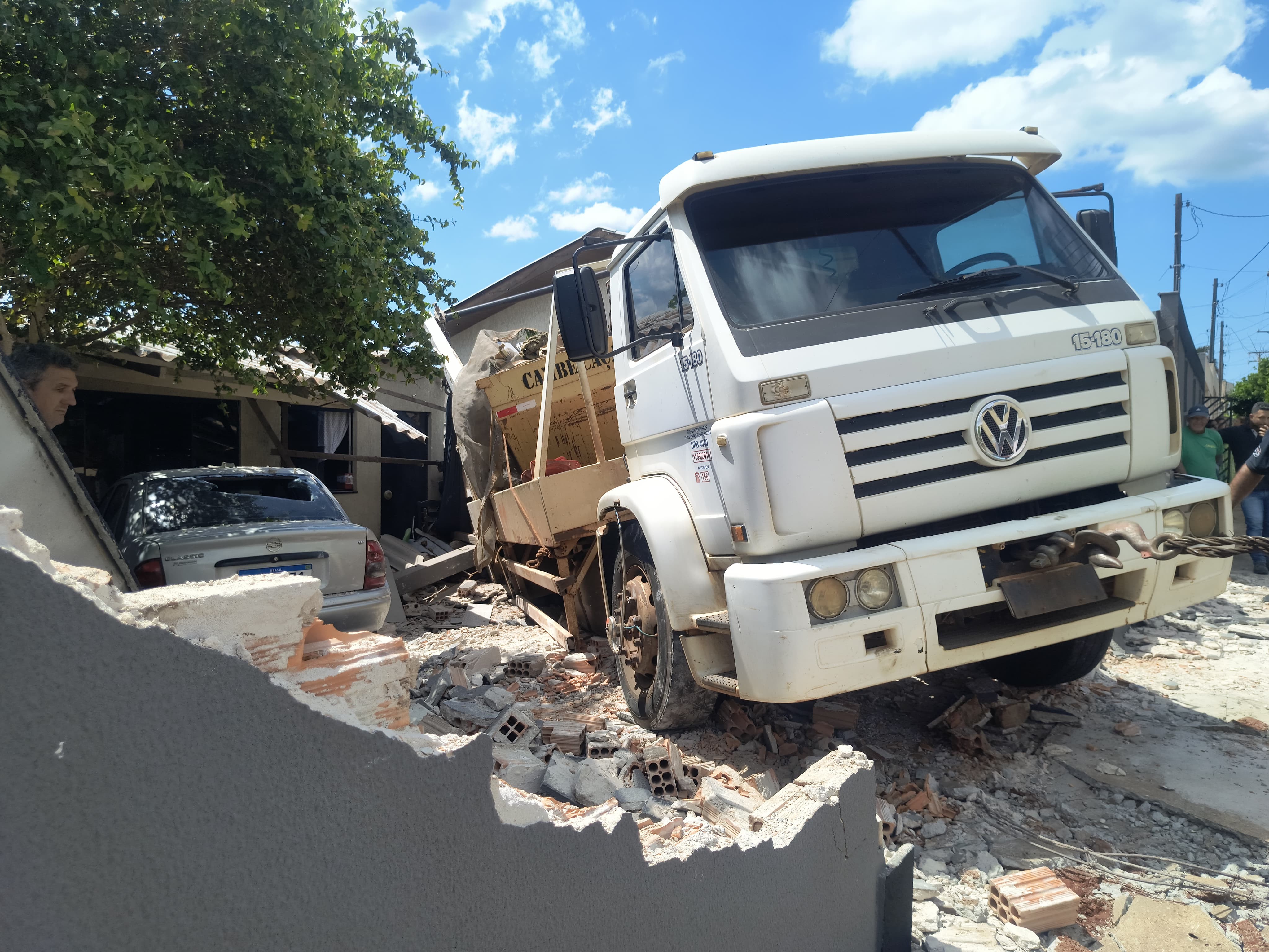 Caminhão sem motorista derruba muro e invade casa com quatro moradores, no Paraná