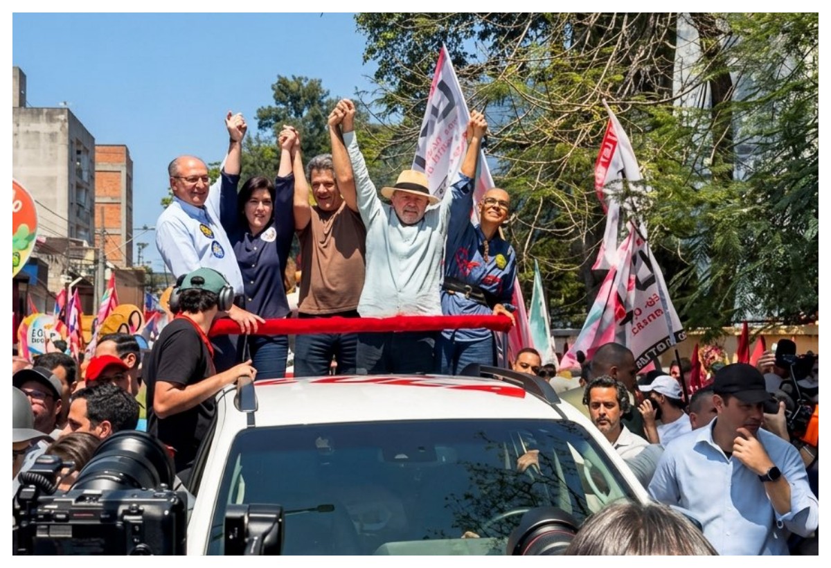 Lula faz caminhada com apoiadores na Zona Leste de SP