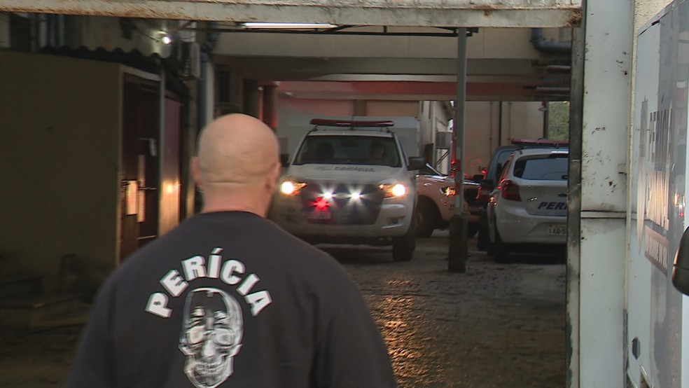 Corpos de v&iacute;timas dos temporais chegam em Porto Alegre para identifica&ccedil;&atilde;o &mdash; Foto: RBS TV/Reprodu&ccedil;&atilde;o