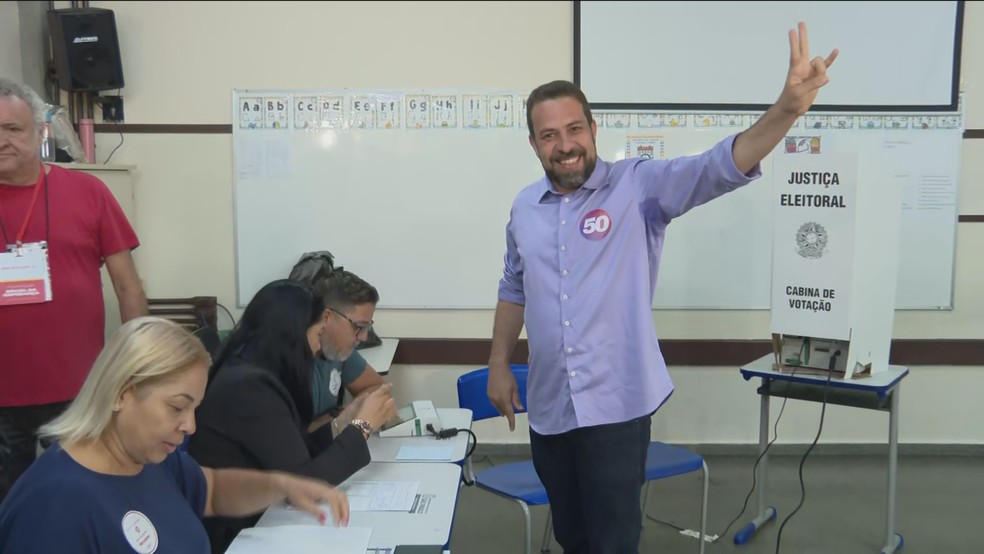 Boulos vota em colégio eleitoral na Zona Sul — Foto: Reprodução/TV Globo