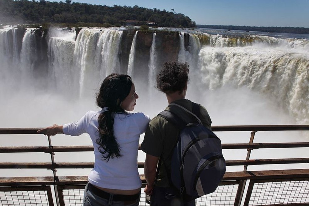 Turistas brasileiros costumam visitar cidade argentina Puerto Iguazú durante viagens para conhecer Cataratas do Iguaçu, na fronteira dos dois países — Foto: Getty Images via BBC