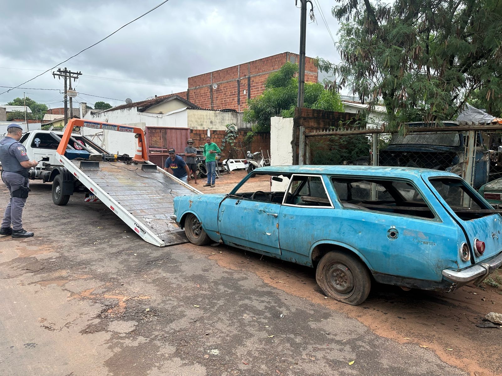 Carros abandonados que servem de criadouro para o Aedes são removidos em Tupã; cidade registrou duas por mortes por chikungunya 