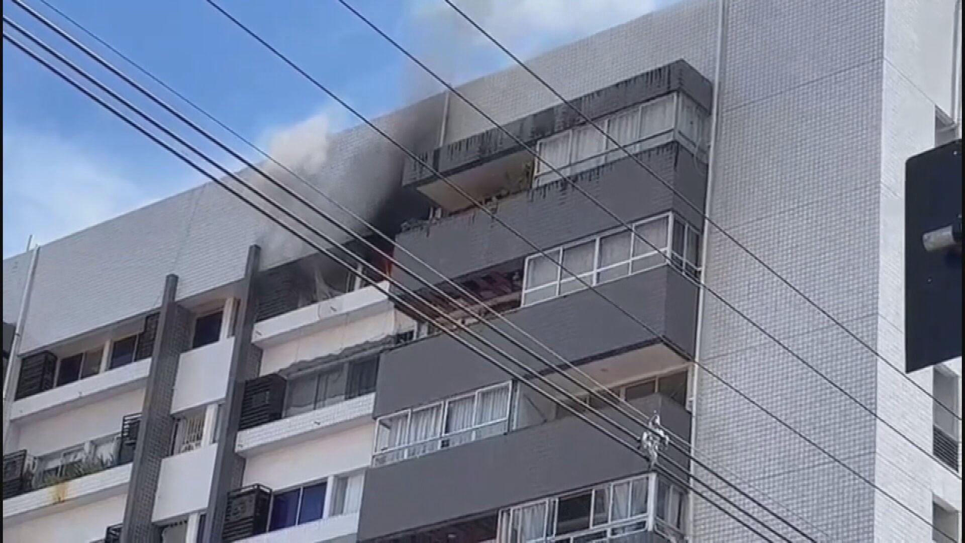 Incêndio atinge apartamento em prédio no bairro de Casa Forte, na Zona Norte do Recife