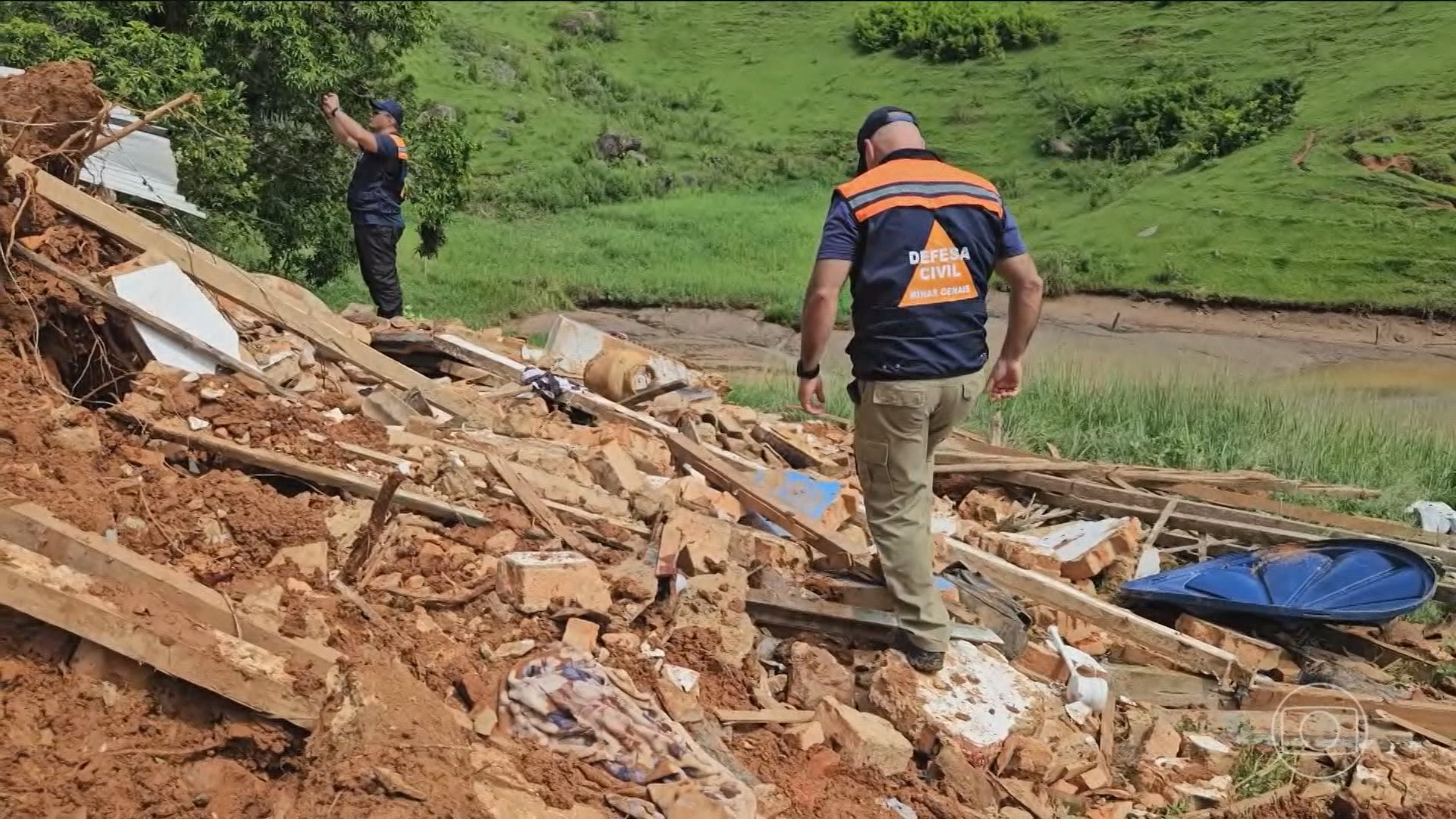 Tempestades provocam destruição na Zona da Mata mineira; 5 pessoas morrem soterradas