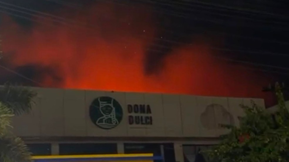 Incêndio atingiu a parte superior do empreendimento — Foto: Reprodução
