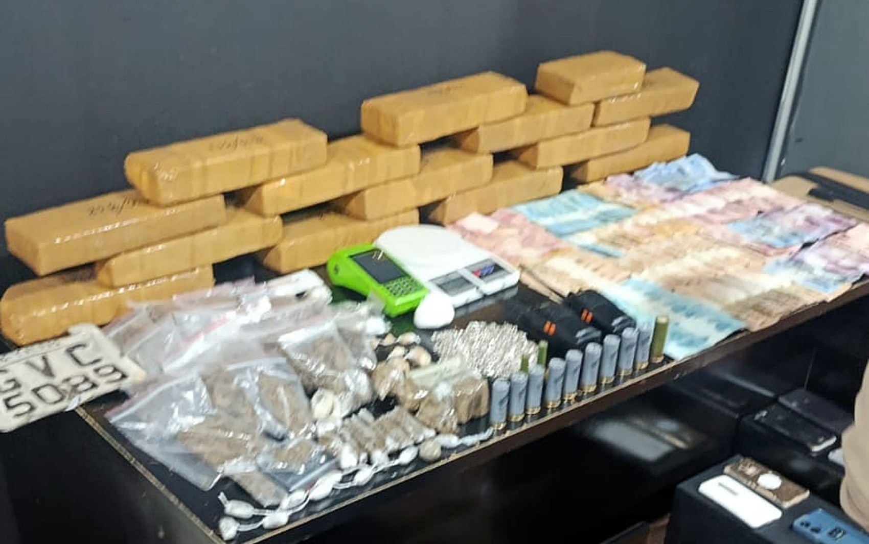 Dois homens são presos com 16 quilos de maconha durante operação em Poços de Caldas, MG