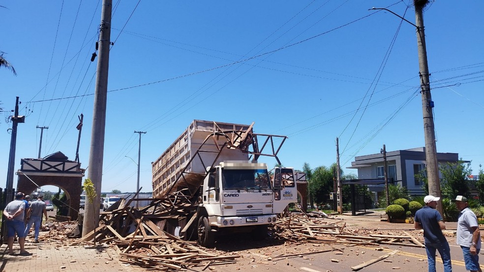 Caminhão derrubou pórtico de Santo Cristo — Foto: Bombeiros Voluntários de Santo Cristo/SCAB/Divulgação