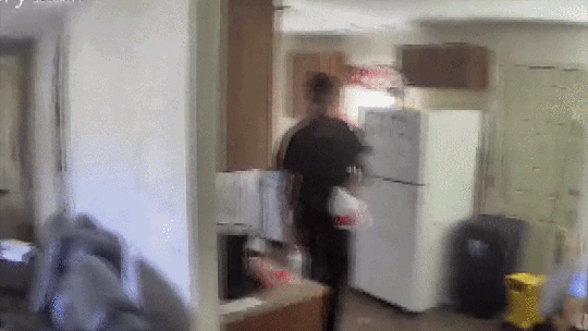 Cuidador é flagrado dando água sanitária para deficiente nos EUA; VÍDEO