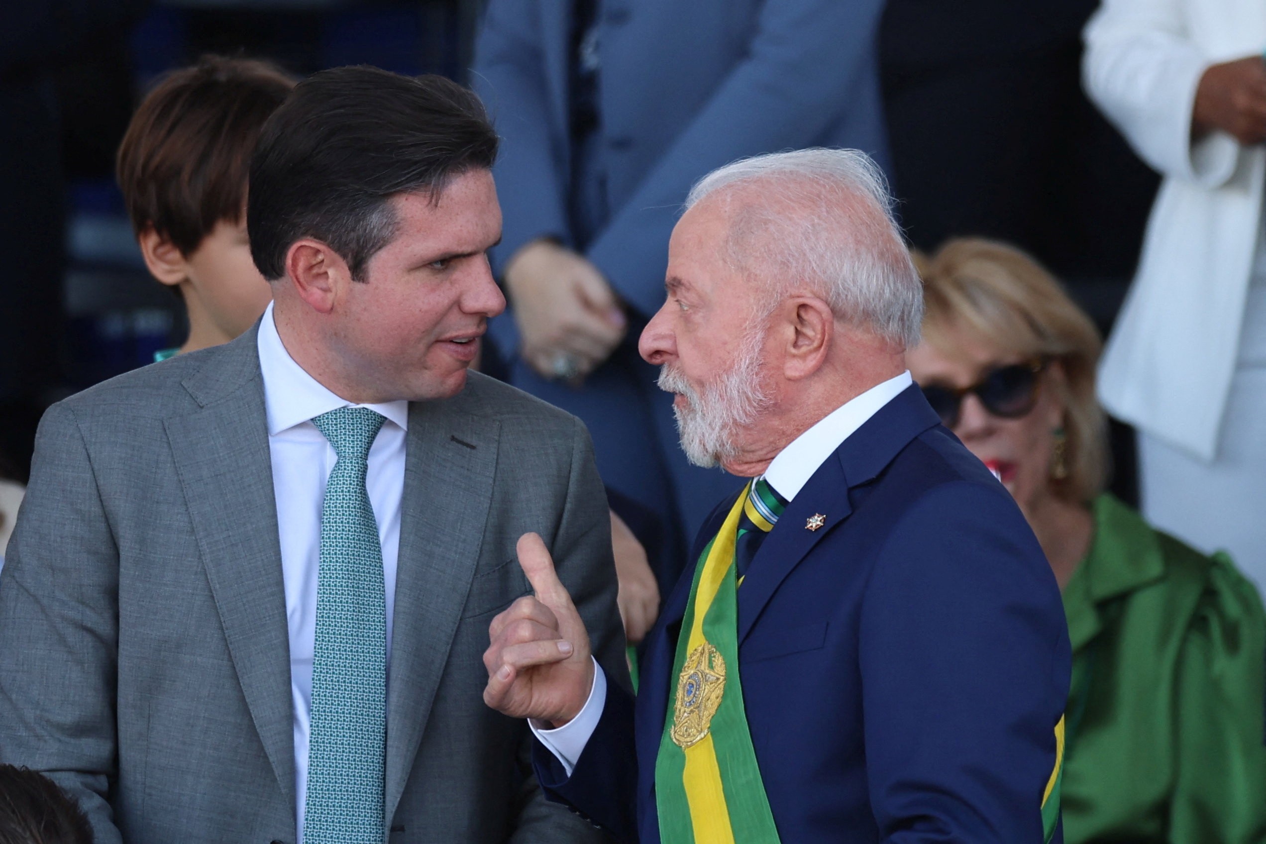 Sem ministros do STF e com Motta na tribuna, Lula participa de desfile do 7 de Setembro em Brasília