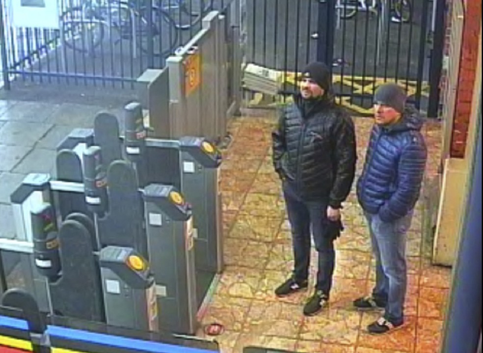 Russos suspeitos de envenenar Sergei Skripal em março no Reino Unido foram registrados em câmera de segurança em estação de trem na cidade de Salisbury  — Foto: Metropolitan Police via AP