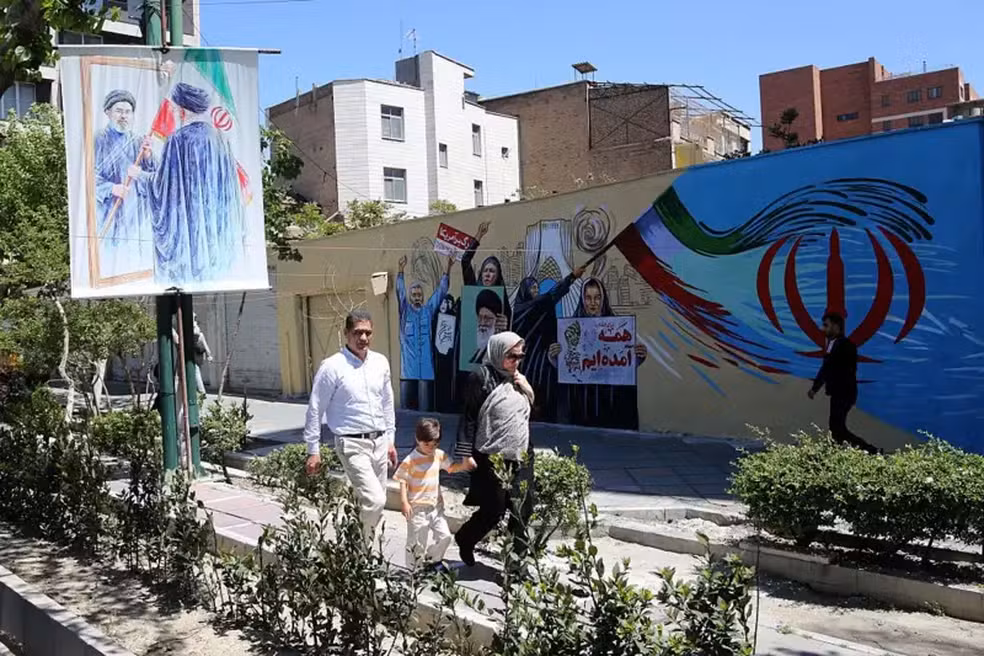 A vida em Teerã em meio à guerra: desemprego, segurança reforçada e apagão de internet — Foto: Getty Images