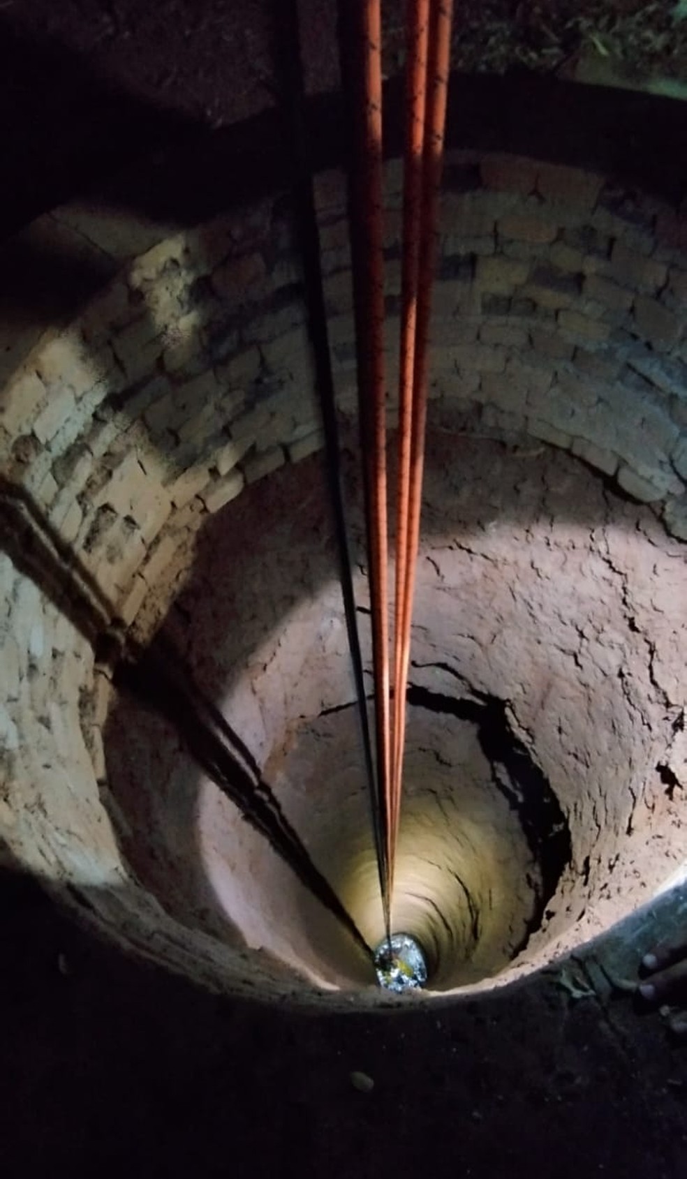 Poço tem aproximadamente 16 metros de profundidade, segundo os bombeiros — Foto: Bombeiros/Divulgação