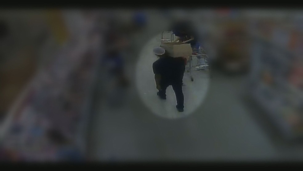 Arão aparece em câmeras de vigilância com caixa cheia de carne — Foto: Reprodução/ TV Globo