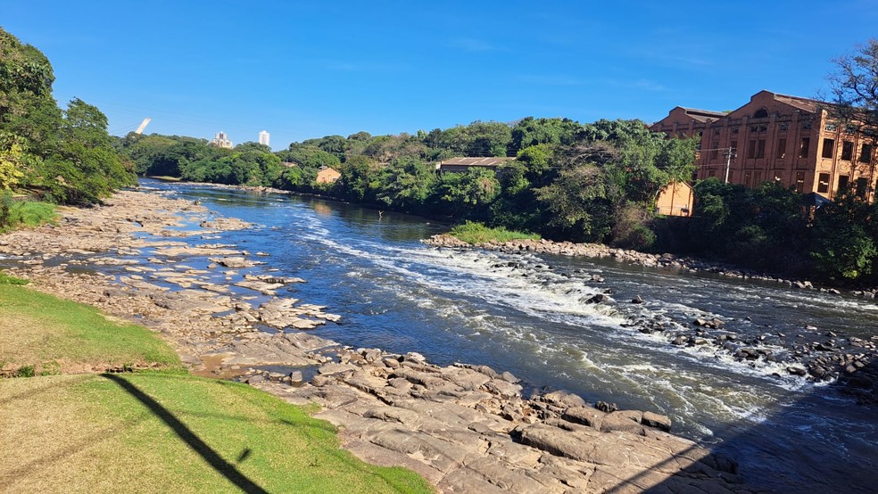 Rio Piracicaba com nvel e vazo abaixo da mdia — Foto: Claudia Assencio/g1