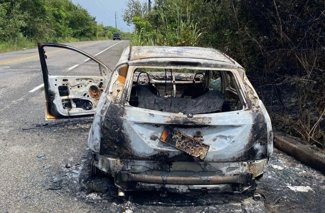 Corpo carbonizado encontrado dentro de carro na Bahia é de jovem de 23 anos