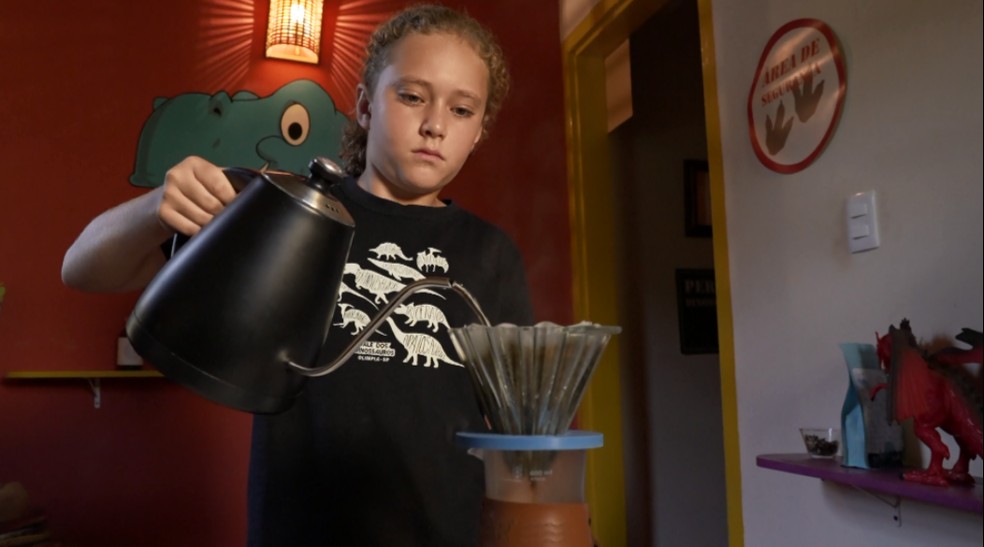 Theo Bazilli, de 9 anos, poderá compor a sexta geração envolvida com cafeicultura em Caconde — Foto: Ely Venâncio/EPTV