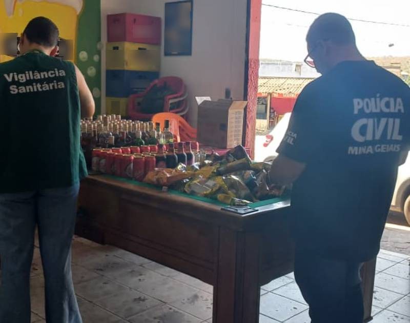 Cachaça em caixa d'água e fábrica clandestina em residência: o que a polícia de MG encontrou após casos de intoxicação no país