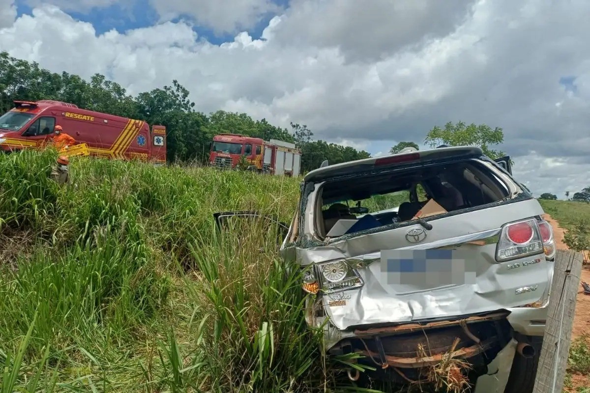 Às vésperas do Natal, caminhonete capota na MS-345 e deixa dois feridos
